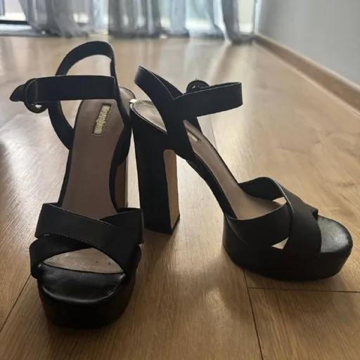 Кожаные босоножки Guess, 39 размер