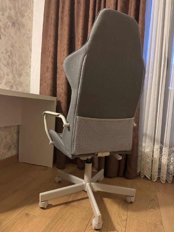 Стол и офисный стул IKEA 4