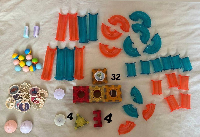 Магнитный конструктор с магнитными и пластиковыми деталями