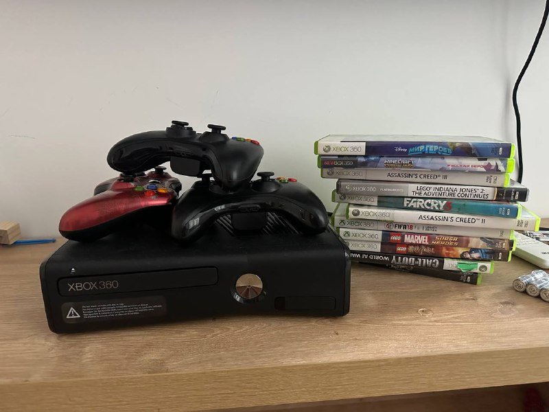 Xbox 360 с геймпадами и играми, ноутбук ASUS k53s с поврежденным дисплеем