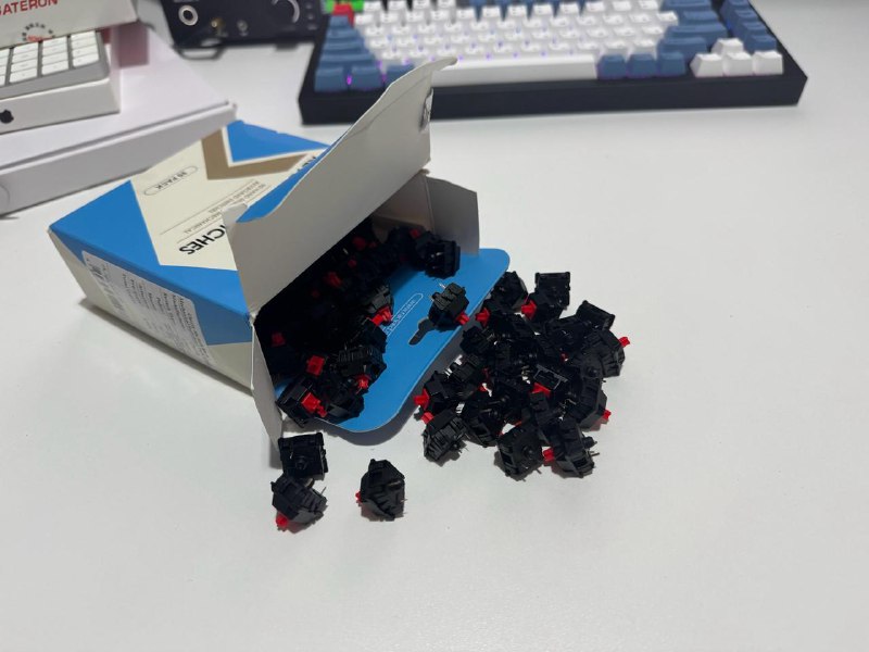 Клавиатура Apple Magic Keyboard, свичи Cherry MX RED, Gateron G Brown, Glorious RED, кейкапы Hyperx, кейкапы MAC, стойки IsoAcoustics, наушники hifiman, подставка Aluminum Stand, студийные мониторы DynAudio 5