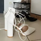 Белые туфли на высоком устойчивом каблуке 2