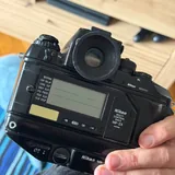 Беззеркальная камера Canon R, плёночная камера Nikon F4, плёночная мыльница Canon 6