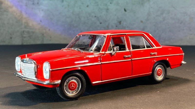 Коллекционные модели машинок 1:24 с светом и звуком 5