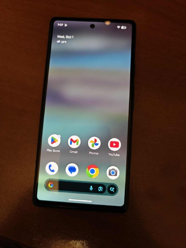 Google Pixel 6A с зарядкой и силиконовым чехлом