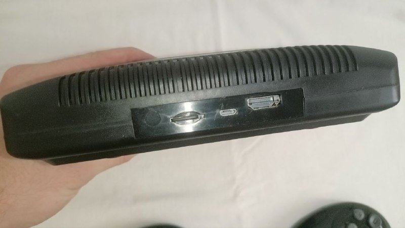 Ретро игровая приставка с джойстиками в стиле Sega 2