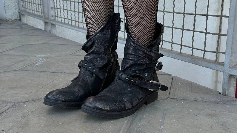 Дубленка Armani jeans, ботинки A.S.98, кожаный плащ, кроссовки Bikkembergs, меховая жилетка, сапоги казаки, куртка, теплое платье, юбка Ralph Lauren, ботинки Pieces 2