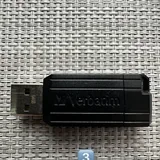 Очки Ray-Ban, флешки Verbatim, комбинезон, рубашка, джинсы 3