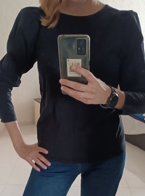 Чёрная Mango, белая Twin-set, красная Karen Millen майка, розовая блуза, оранжевые бермуды COS, голубое платье, цветное платье Springfield