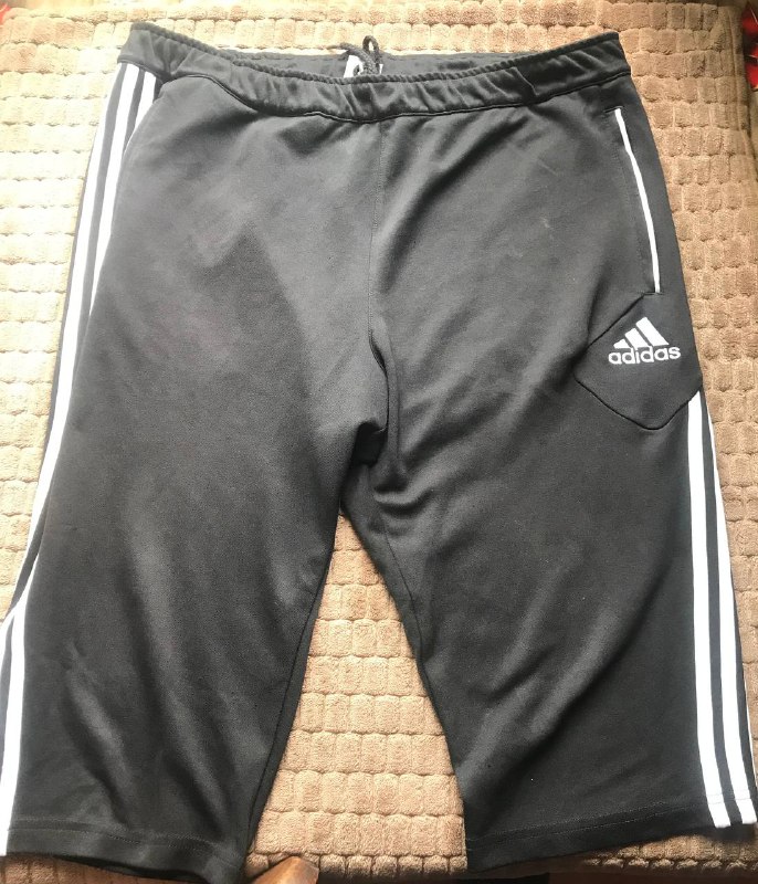 Майка серая, синяя футболка, черные спортивные штаны Adidas 3