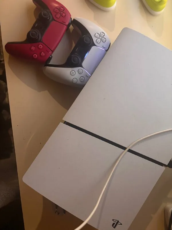PS5 Slim 1TB с двумя контроллерами DualSense