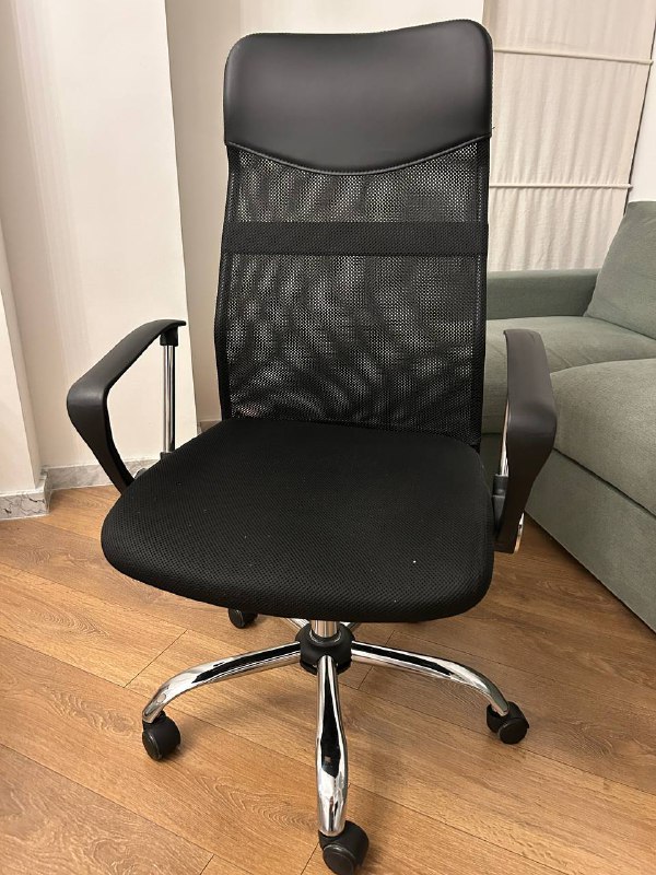 Рабочий стол, журнальный столик, кресло, лампа 6