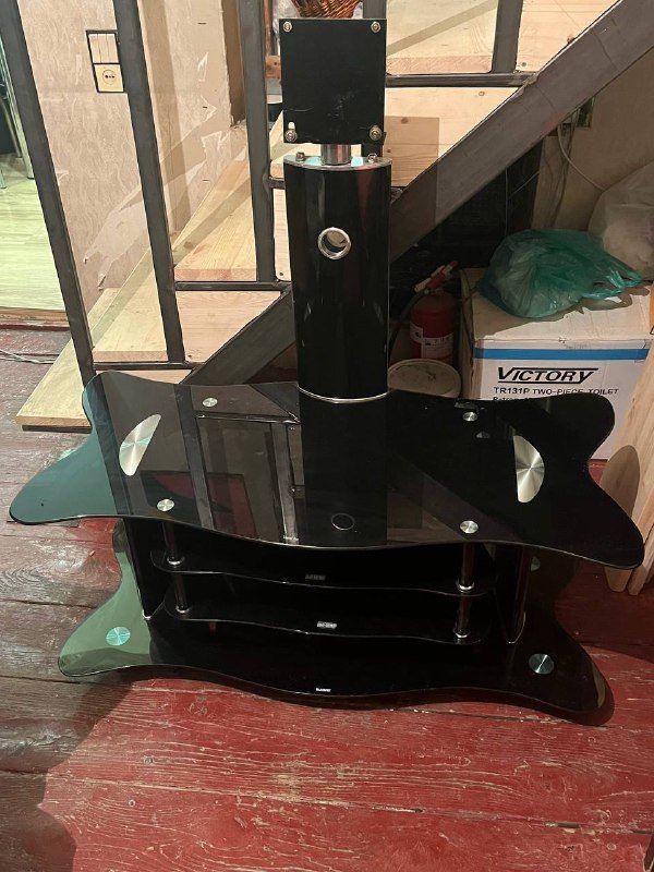 Стол для телевизора стекляный