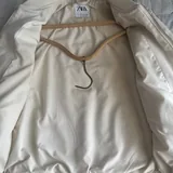 Мужская куртка Zara молочного цвета 3