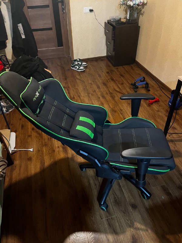 Стол, игровое кресло, гиря 16кг 2