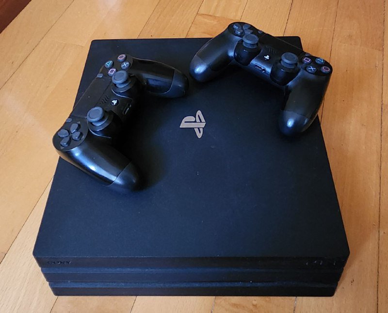 Playstation 4, два геймпада, провода