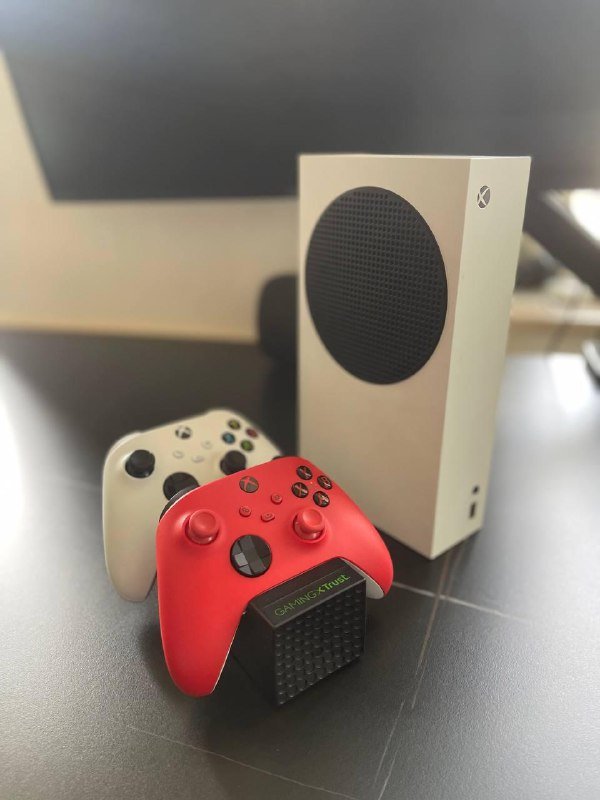 Xbox series S 512GB, 2 джойстика, аккумуляторы, зарядная станция