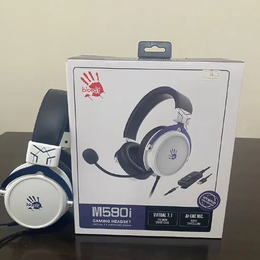 Стол, мышка Razer Deathadder v3, наушники Bloody M590i