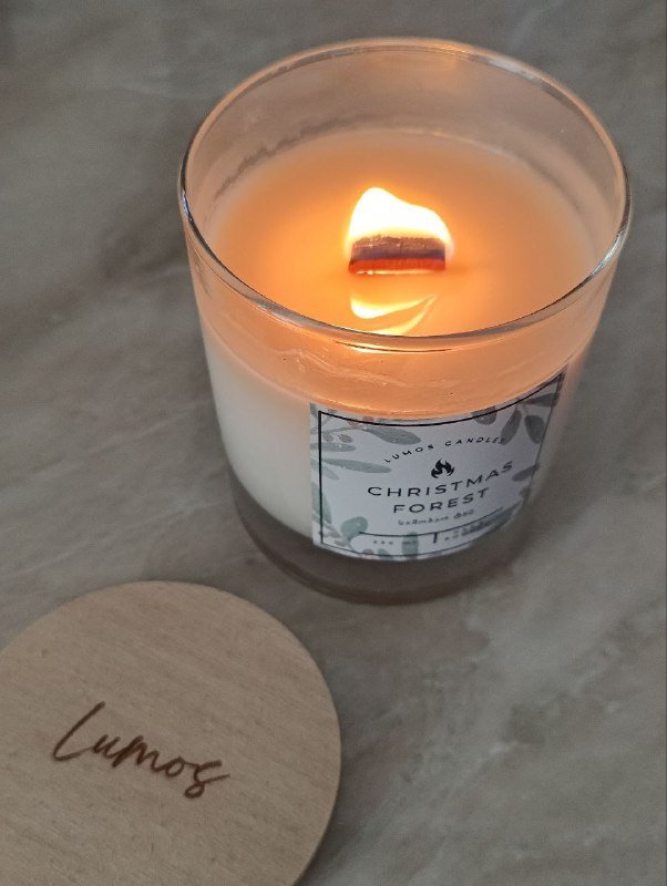 Свеча грузинского бренда Lumos с запахом хвои