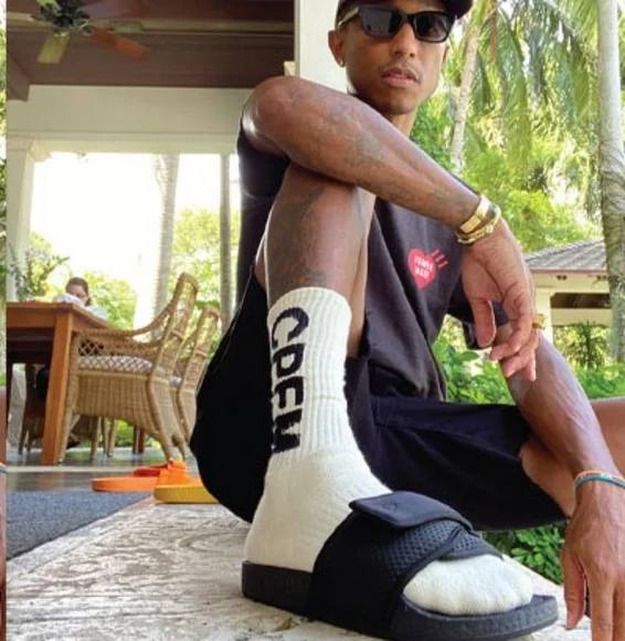 свитер ARKET, игрушка H&M HOME, шлепанцы Adidas Pharrell Williams, брюки вельветовые Uniqlo, джинсы Levi’s 4
