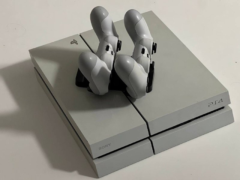 PlayStation 4, два белых джойстика, подставка для зарядки