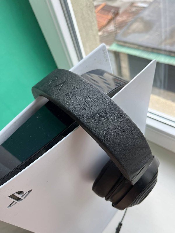 PlayStation 5, три геймпада, наушники Razer Kraken X 2