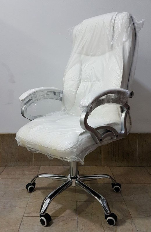 Белое офисное компьютерное кресло руководителя 2