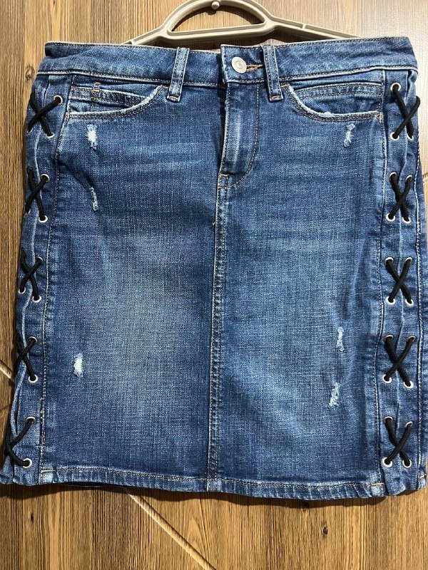 Кофта зеленая, джинсовая юбка, шлепки Lacoste, туфли на танкетке, кроссовки Calvin, черные туфли 2