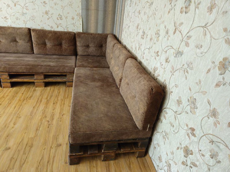Угловой диван на палетах, журнальный столик на колесах 2
