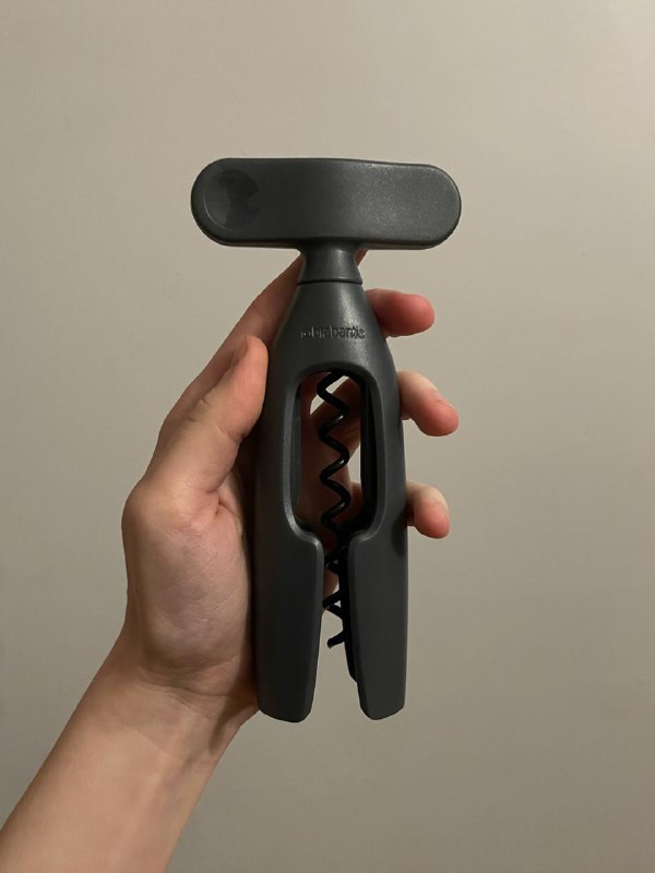 Два баллончика краски, ножницы, кастрюля, подушка, машинка для катышек, штопор 8