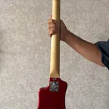 Червона електрогітара Höfner Shorty 3