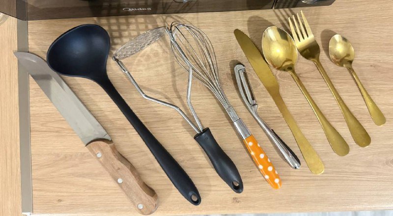 Кухонная утварь, тарелки, миска, кружки, полотенца