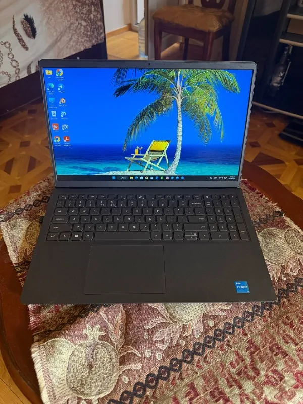 Dell Vostro 3520 laptop 1