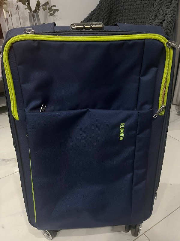 Чемодан размер М с одним поломанным колесом