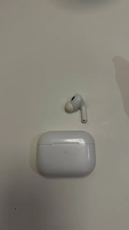 AirPods Pro 2 с кейсом и правым наушником 1