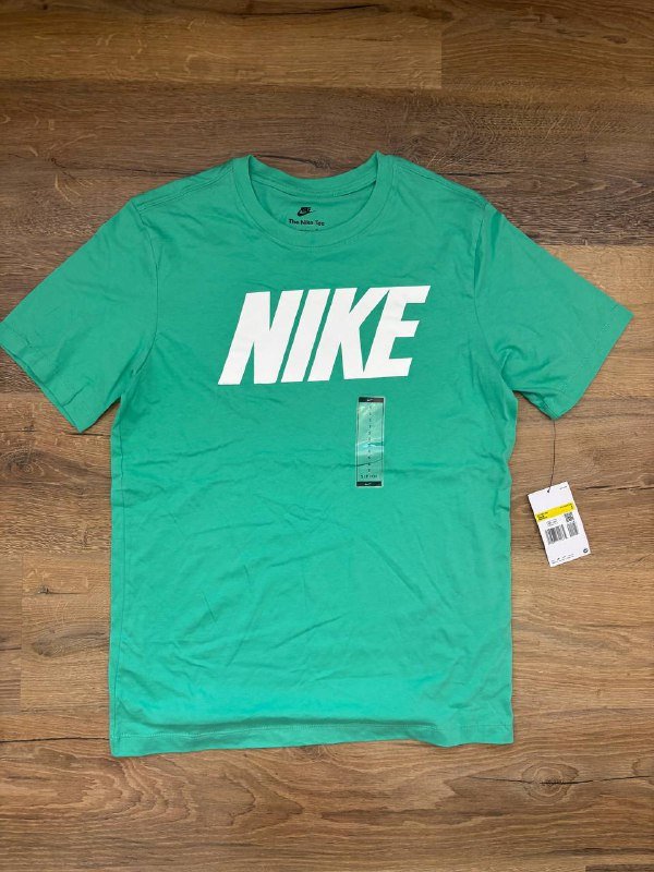 винтажное поло Fred Perry, новая футболка Nike, лонгслив Obey, кепки Everlast и Puma, ветровка Oakley, штаны Oakley, Nike Tech Fleece 2