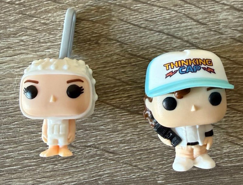 Киндер, ОСД, Очень странные дела фигурки