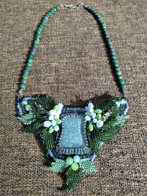 Украшения из бисера и полудрагоценных камней 6