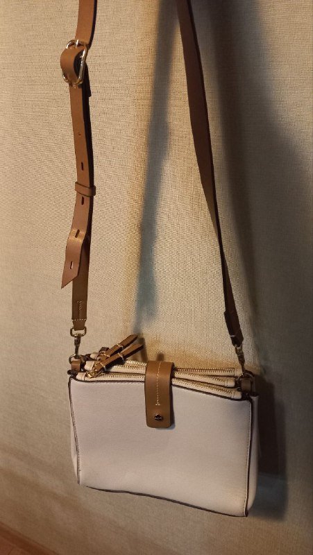 Сумочка новая белая с коричневым ремешком 4