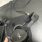 Стол JYSK, монитор Acer Nitro, гарнитура HyperX 6