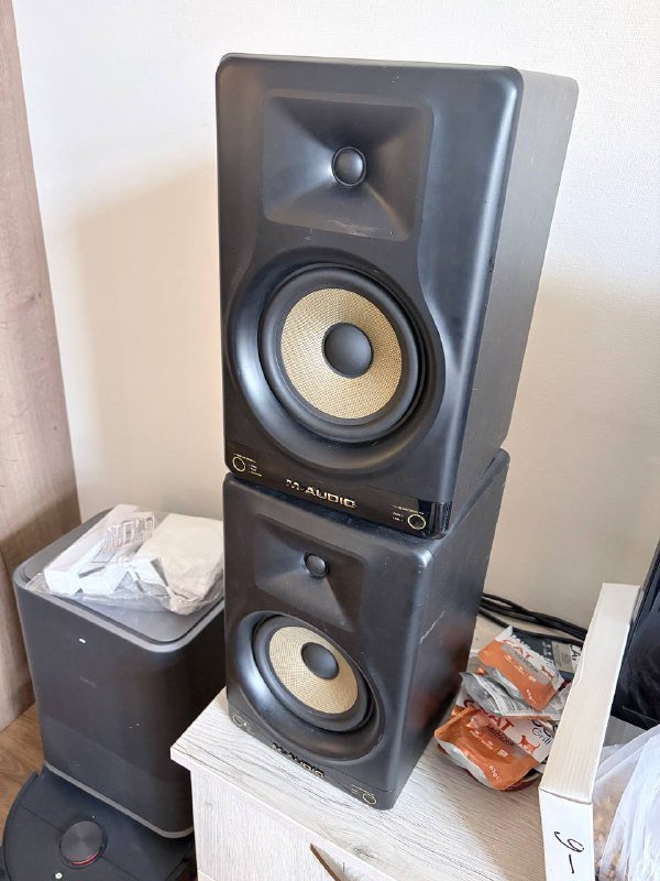 Колонки M-Audio