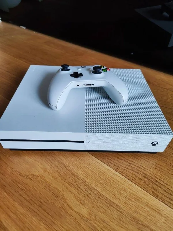 Xbox One S с одним геймпадом