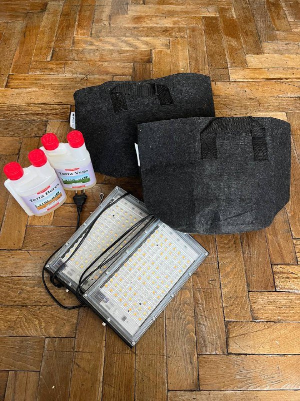 Лампы 100Вт, большие матерчатые горшки, удобрения Vega Terra Flowers