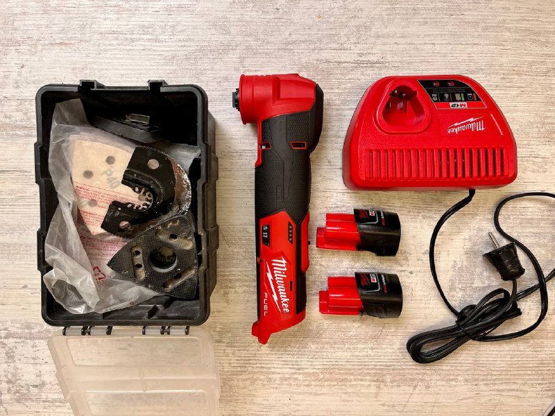 Мультитул Milwaukee M12 2526-20 полный комплект
