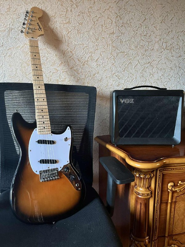Электрогитара Squier Bullet Mustang, усилитель VOX VX15-GT