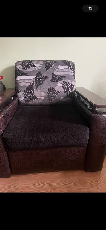 Газовая плита, холодильник, раскладное кресло, маленькое кресло, диван 7