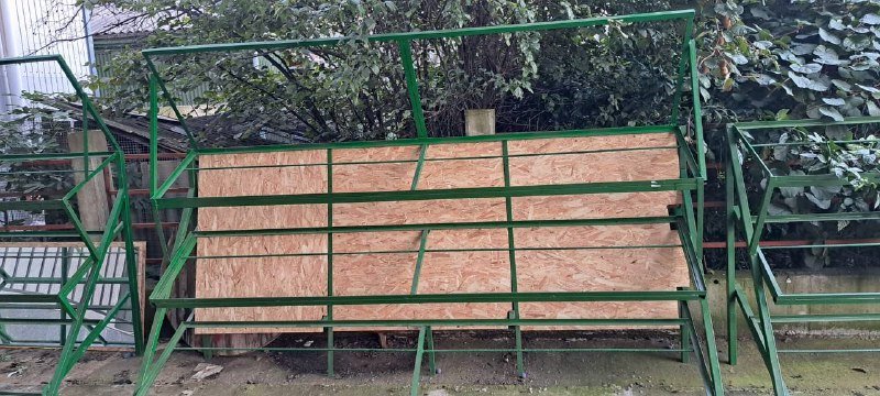 Стеллажи для магазина с зеркалом и без