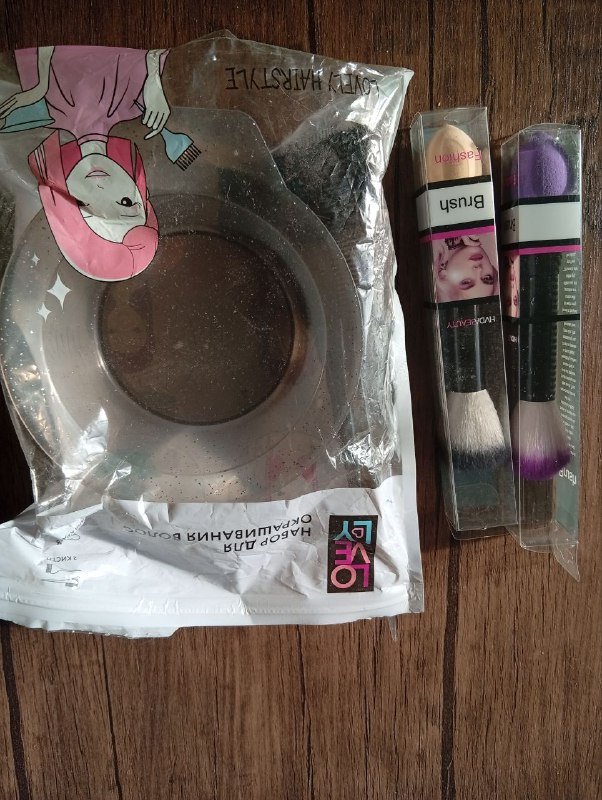 Набор для окрашивания и макияжные кисти