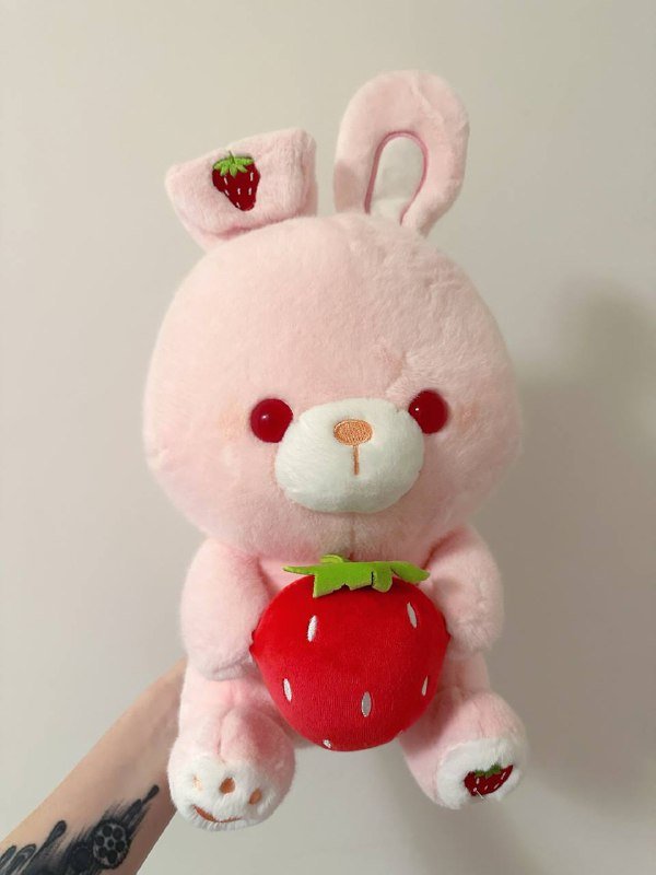 Вязаный попугай, зайчики белые, розовый кролик с клубникой 3