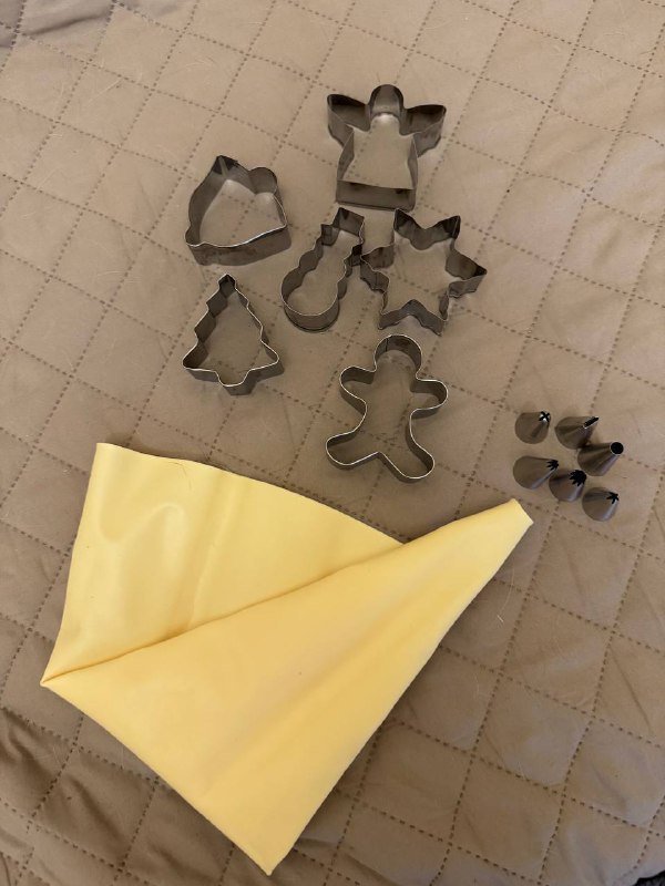 Формочки для печенья, дозатор для крема с насадками